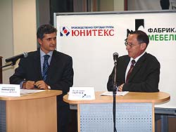 Рабочий момент пресс-конференции: А. Вышкварко (слева) и В. Обручев отвечают на вопросы журналистов