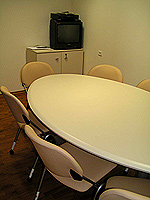 Переговорная комната выполнена в мягких бежевых тонах, соотвтетсвующих корпоративному стилю
